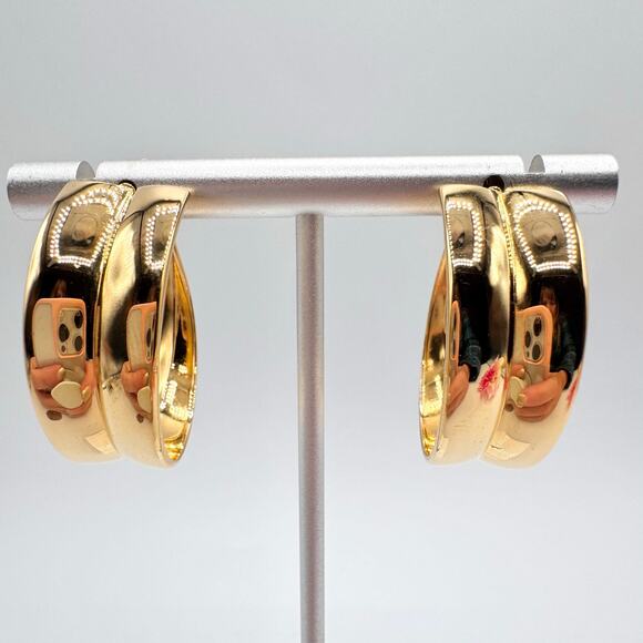 Vintage Monet Graduated Gold Tone Hoop Earrings Signed 1 1/4” Classic Chic - Picture 1 of 15